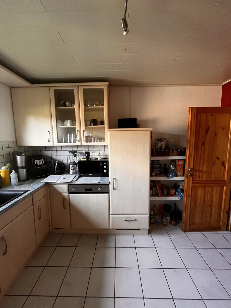 Ältere Holzküche vor der Modernisierung