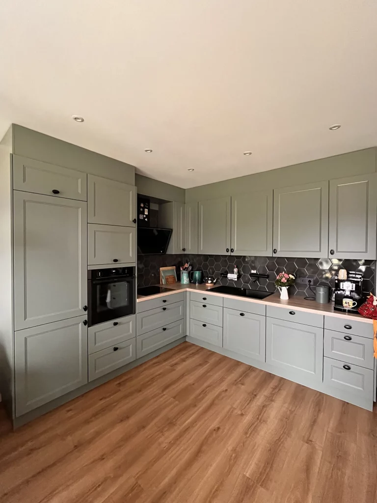 Landhausküche in Creme mit dunkler Rückwand nach der Modernisierung